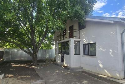 Casă cu 3 camere în Petrești