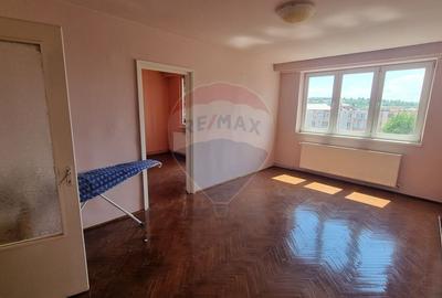 Apartament cu 3 camere semidecomandat, mobilat în Central - 1