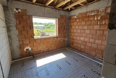 Casă cu 4 camere cu Teren 479 Mp în Țegheș - 2