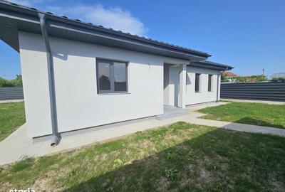 Casă cu 4 camere cu Teren 650 Mp în Central - 1