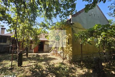 Casă cu 4 camere semidecomandat cu Teren 2340 Mp în Central