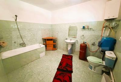 Casă cu 3 camere cu Teren 2900 Mp în Central