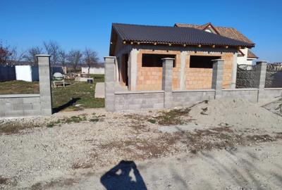 Casă cu 3 camere cu Teren 80 Mp în Central - 2