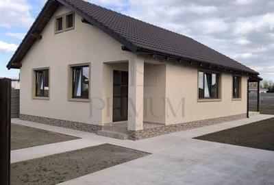 Casă individuală cu 3 camere cu Canalizare în Sânmihaiu Român - 1
