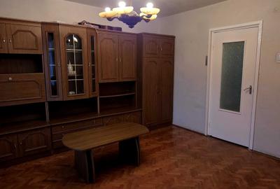Apartament cu 3 camere semidecomandat în Tudor