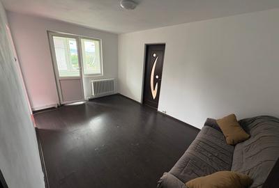 Apartament cu 2 camere semidecomandat, mobilat în Decebal