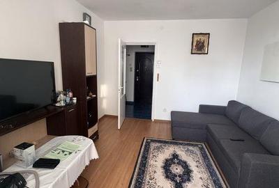 Apartament cu 3 camere semidecomandat în Tătărași