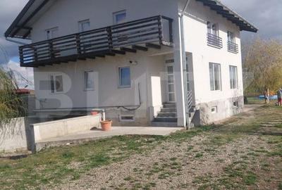 Casă cu 6 camere cu Teren 1151 Mp în Chețani