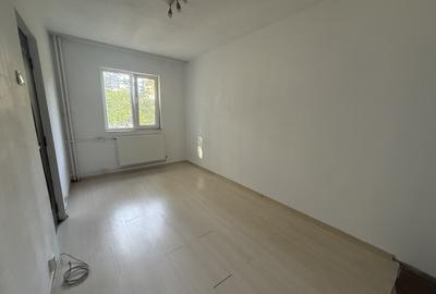 Apartament cu 3 camere semidecomandat în Dacia - 1
