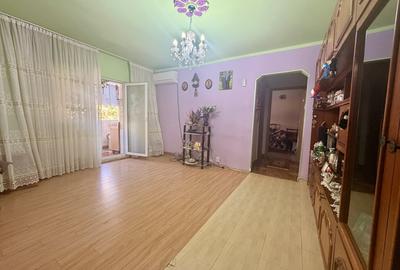 Apartament cu 3 camere semidecomandat în Aradului