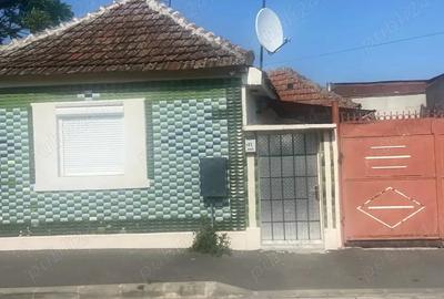 Casă cu 2 camere cu Teren 100 Mp în Central
