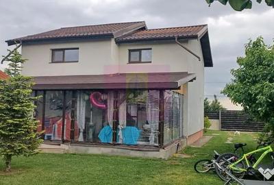 Casă cu 4 camere cu Teren 500 Mp în Săbăreni