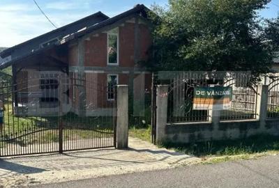 Casă cu 4 camere cu Teren 3400 Mp în Central - 2