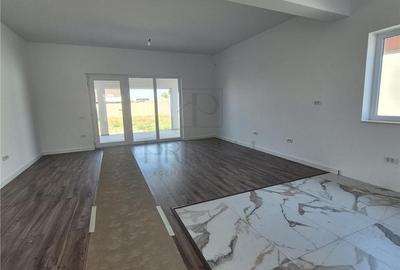 Casă cu 4 camere în Moșnița Veche