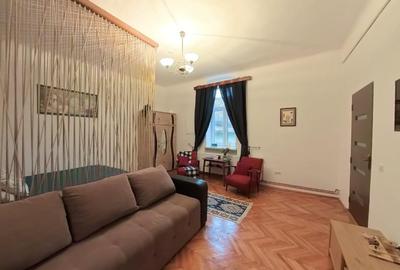 Apartament cu 2 camere semidecomandat, mobilat în Central