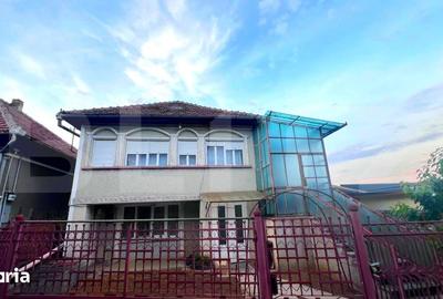 Casă cu 5 camere cu Teren 250 Mp în Central