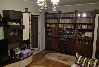Apartament cu 3 camere semidecomandat în Micro 16