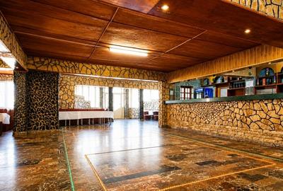 Spațiu comercial, de 565.21002197266 mp, în Central - 12