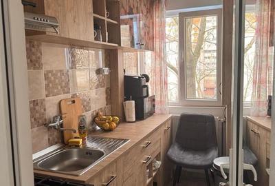 Apartament cu 2 camere semidecomandat, mobilat în Craiovița Nouă