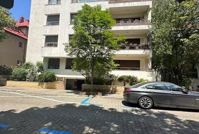 Apartament cu 4 camere semidecomandat în Capitale