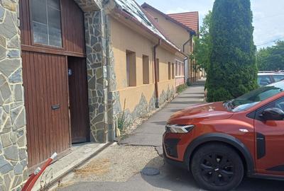 Casă cu 4 camere cu Teren 300 Mp în Sânpetru - 1