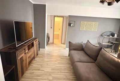 Apartament cu 3 camere semidecomandat în Moșilor