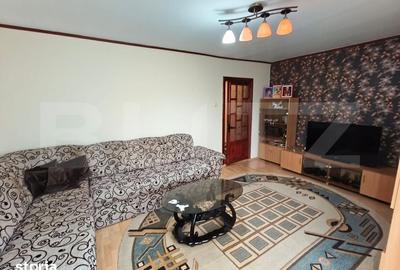 Apartament cu 3 camere decomandat în Rovine
