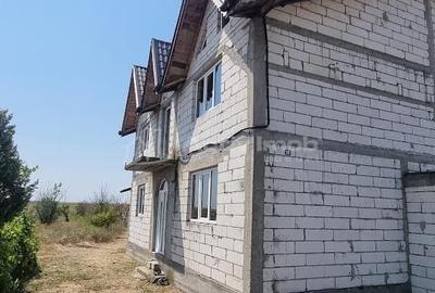 Casă cu 4 camere decomandat cu Teren 2500 Mp în Nanov