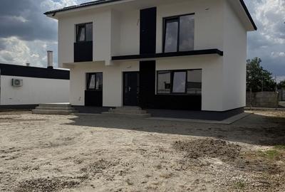 Casă cu 4 camere în Bradu