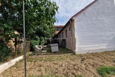 Casă cu 6 camere cu Teren 306 Mp în Muncitoresc