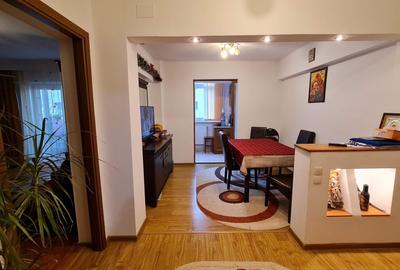 Apartament cu 3 camere decomandat în Ostroveni - 2