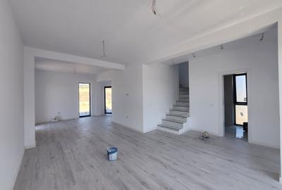 Casă individuală cu 4 camere cu Canalizare în Miroslava
