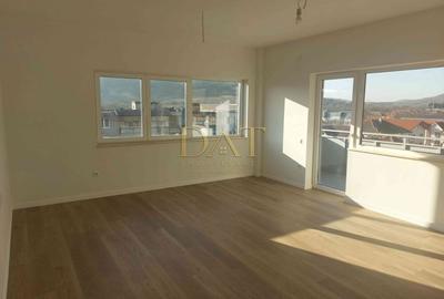 Apartament cu 3 camere semidecomandat în Baciu