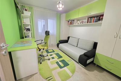 Apartament cu 4 camere decomandat, mobilat în Nicolina