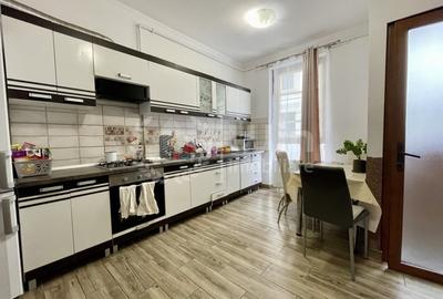 Apartament cu 4 camere decomandat, mobilat în Central