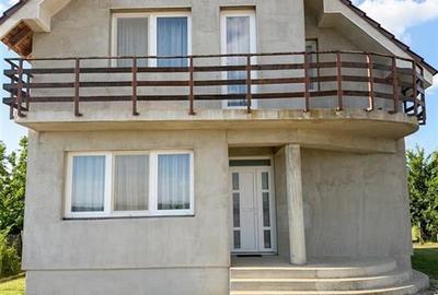 Casă cu 4 camere cu Teren 300 Mp în Cihei