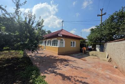Casă cu 4 camere în Comana