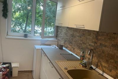Apartament cu 2 camere semidecomandat în P-ța Victoriei