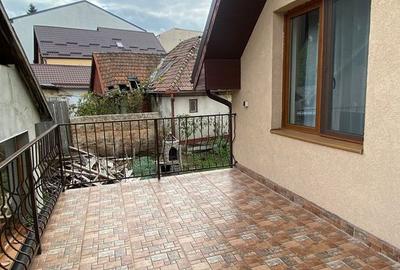 Casă cu 5 camere decomandat cu Canalizare în Zorilor
