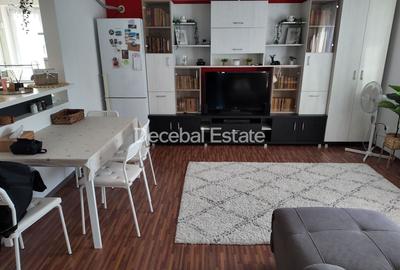 Apartament cu 3 camere semidecomandat, mobilat în Roșu