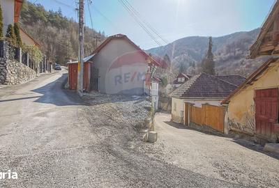 Casă cu 2 camere cu Teren 230 Mp în Schei