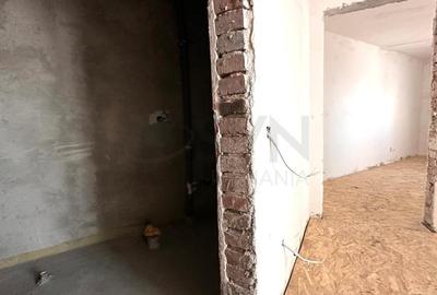 Apartament cu 3 camere semidecomandat în Universitate