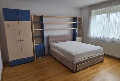 Apartament cu 5 camere semidecomandat în Andrei Mureșanu