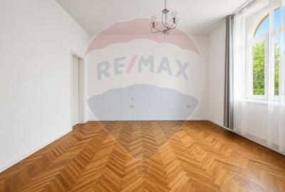 Apartament cu 4 camere decomandat în Central