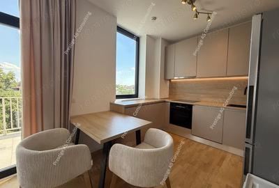 Apartament cu 3 camere semidecomandat, mobilat în Central - 1