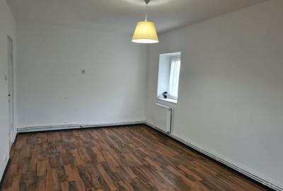 Apartament cu 3 camere decomandat în Șcheia - 2