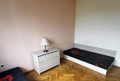 Apartament cu 3 camere semidecomandat în Păcii