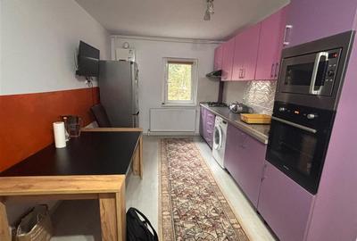 Apartament cu 3 camere decomandat în Calea București