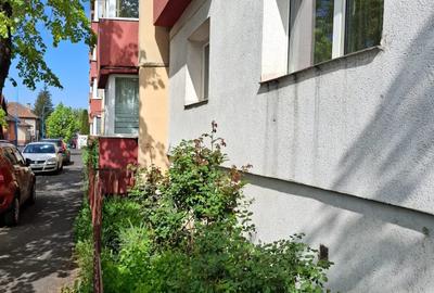 Apartament cu 3 camere decomandat în 13 Decembrie