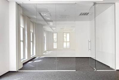 Spațiu comercial, de 93.709999084473 mp, în Central - 6
